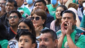 Personas ven partido de la Selección Mexicana de Futbol a través de una pantalla gigante.