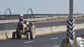 Un tractor avanza sobre una autopista vacía en México.