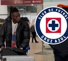 Christian Ebere llegando a México para reportar con Cruz Azul.