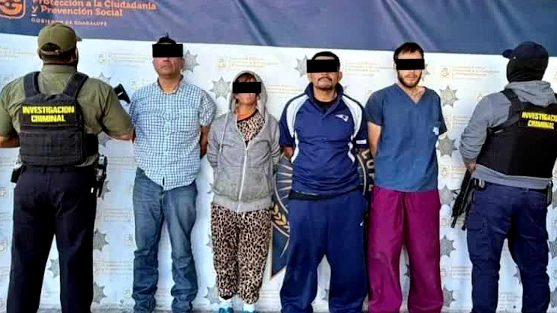 Cámaras de seguridad captaron el momento en que los sujetos realizaron un atraco a un establecimiento de comida.