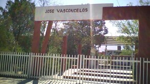 Se observa una fachada con un letrero que dice José Vasconcelos, el lugar está pintado de rojo.