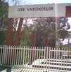 Se observa una fachada con un letrero que dice José Vasconcelos, el lugar está pintado de rojo.
