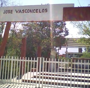 Se observa una fachada con un letrero que dice José Vasconcelos, el lugar está pintado de rojo.