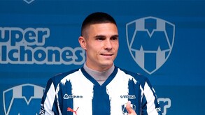 Djuka con la jersey de los Rayado del Monterrey.