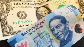 Dólar comparado con billete de 20 pesos mexicanos.