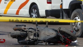 Tras ser atropellados por un camión de la Guardia Nacional, un hombre murió y un joven fue hospitalizada.