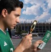 Aficionado verificando que sus boletos del Mundial 2026 sean originales.