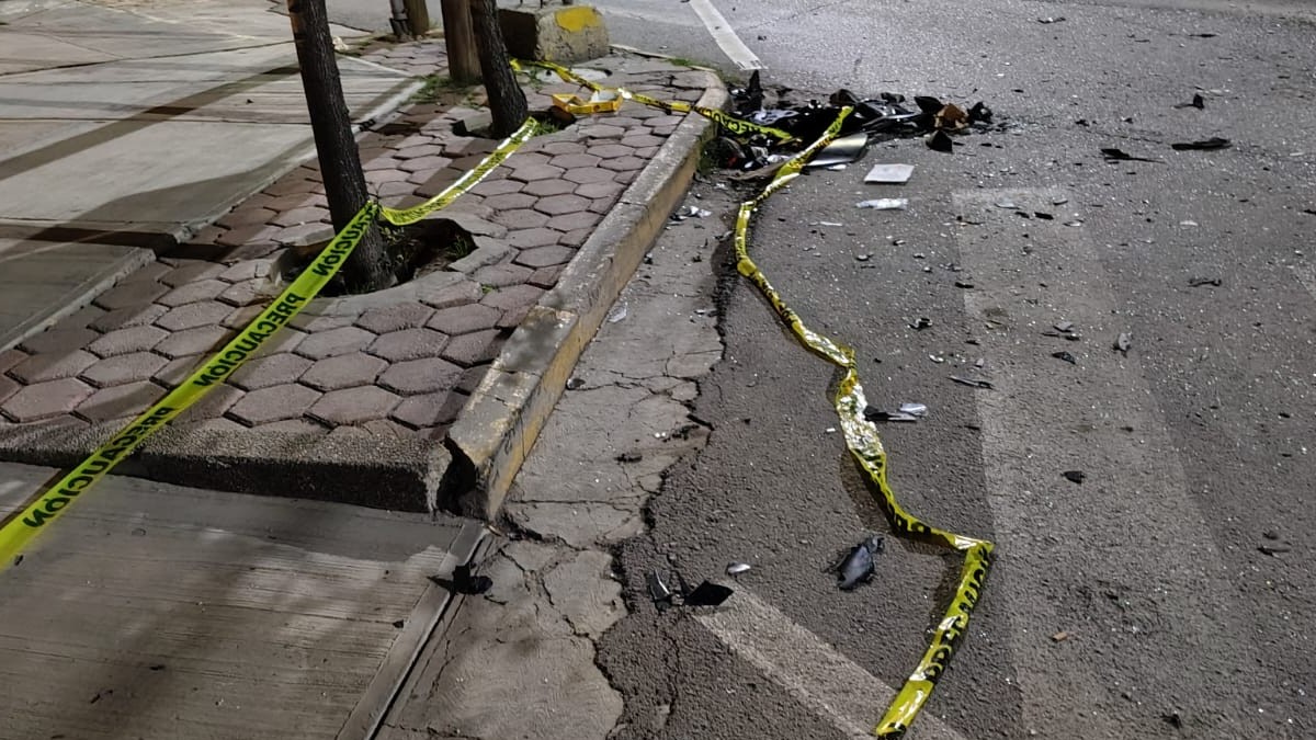 Motocicleta destrozada tras fatal accidente en Torreón.