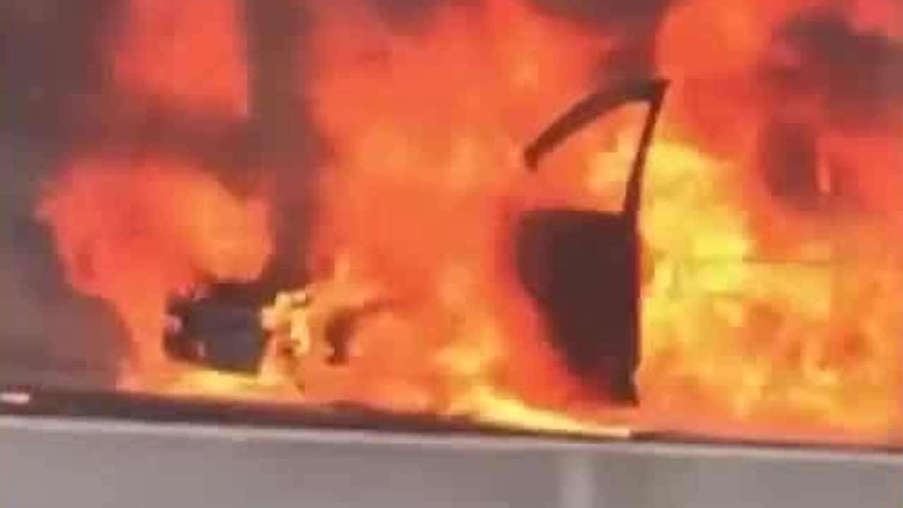 Un incendio vehicular en el segundo piso del Periférico, a la altura de Electrificación, en Miguel Hidalgo, provocó cierres parciales y caos vial.