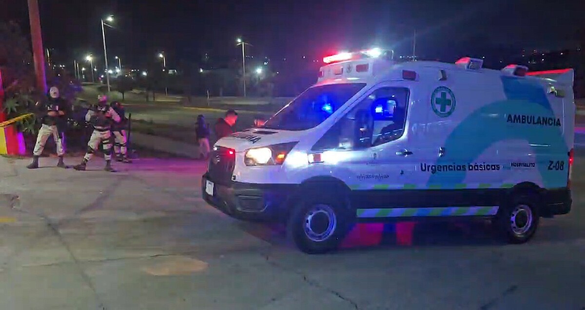 Un joven de 24 años fue herido de bala al intentar impedir un asalto en una gasolinera de Zapopan; autoridades investigan y buscan a los responsables.