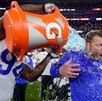 Coach de los Rams de los Angeles siendo bañado con un Gatorade Azul.