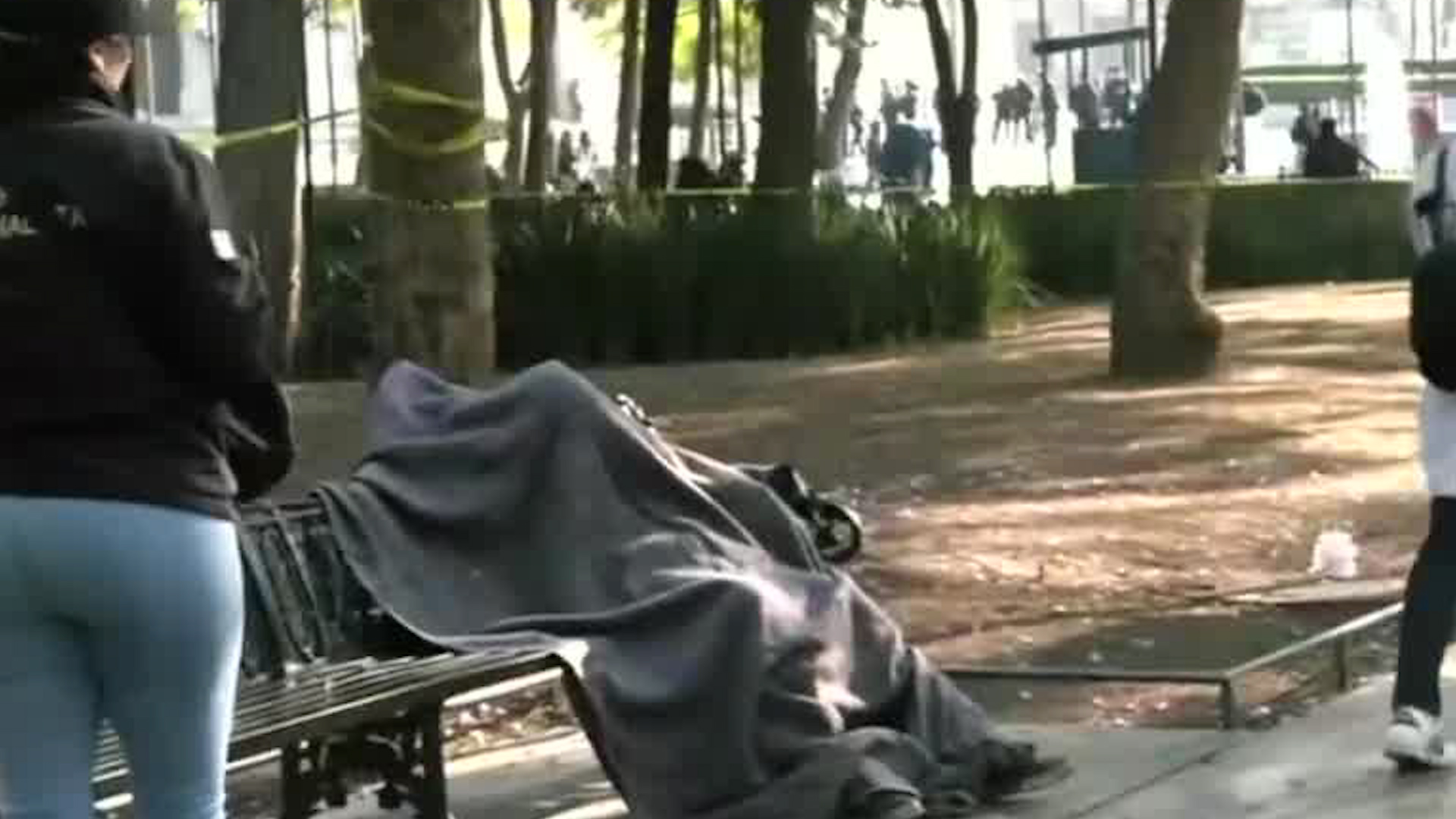 El hombre falleció en una banca de la alcaldía Cuauhtémoc. Autoridades llegaron a la zona a retirar el cuerpo.