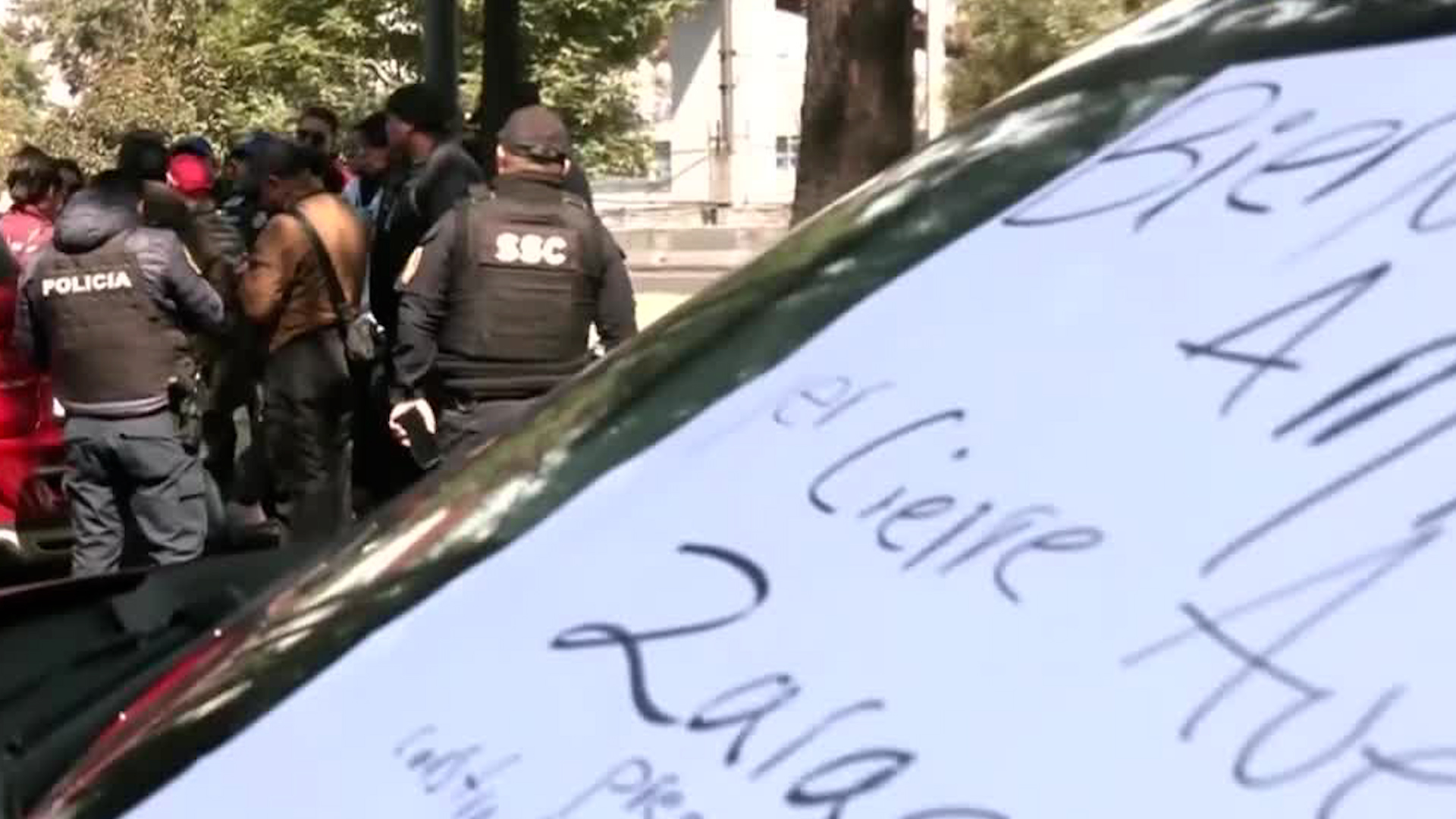 Vecinos de Iztacalco denuncian que un complejo habitacional presenta fallas en su estructura.