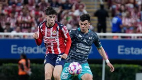 Jugadores de Chivas y Mazatlán enfrentándose en un partido de Liga MX.