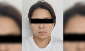 Foto de la mujer detenida en la policía tras haber ordenado la muerte de quien la acusó de asesinato.