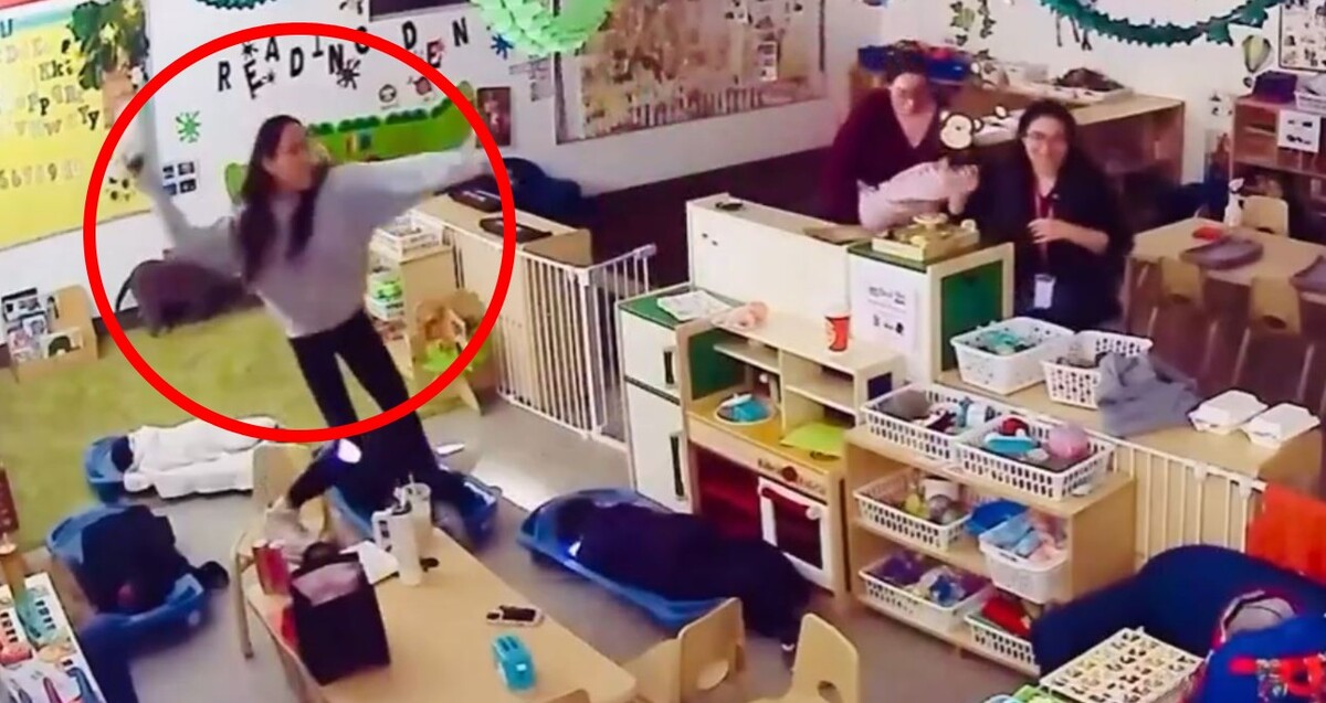 Mujer enmarcada en un círculo rojo mientras está a punto de lanzar uno de sus zapatos al interior de una guardería con otras dos mujeres observando