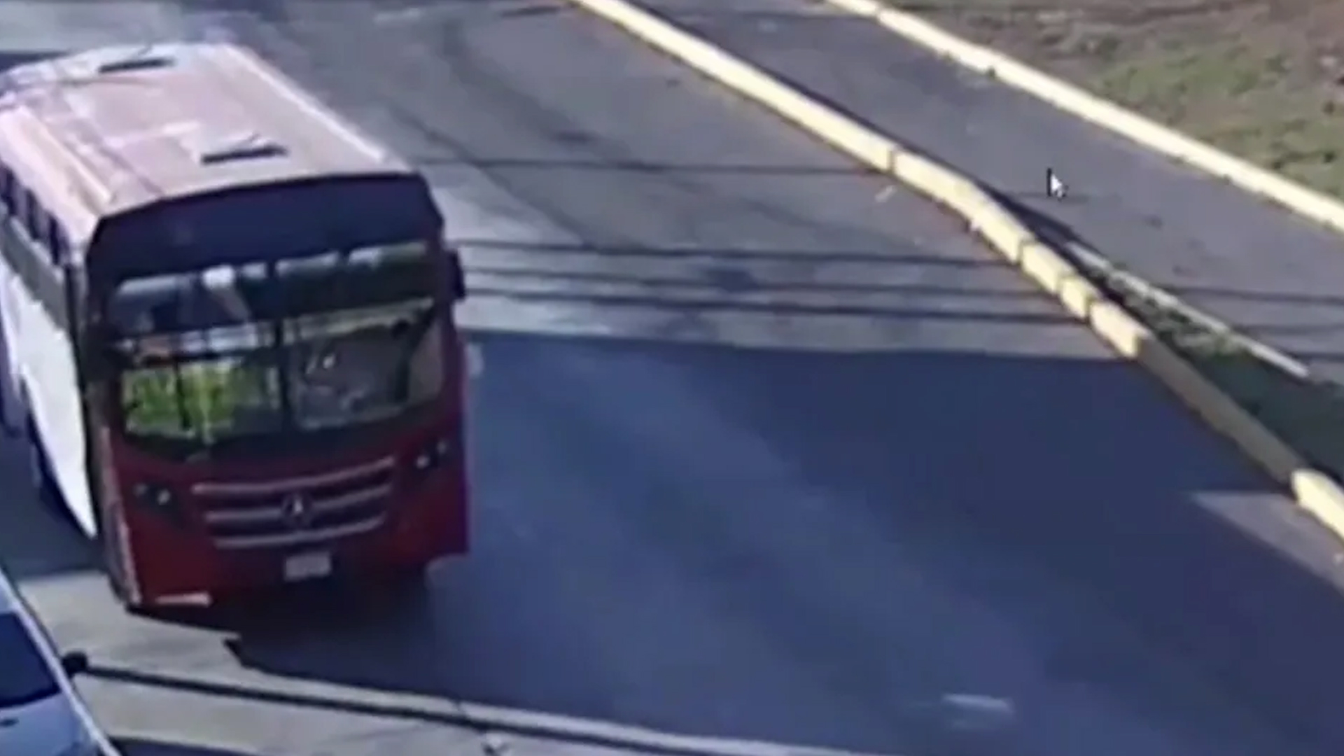 Una mujer murió luego de caer de un camión de transporte público en movimiento en el municipio de Metepec; el chofer de la unidad se dio a la fuga.