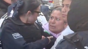 Mujer se aferra a su hijo para evitar que fuera detenido en Tehuacán, Puebla.