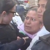 Mujer se aferra a su hijo para evitar que fuera detenido en Tehuacán, Puebla.
