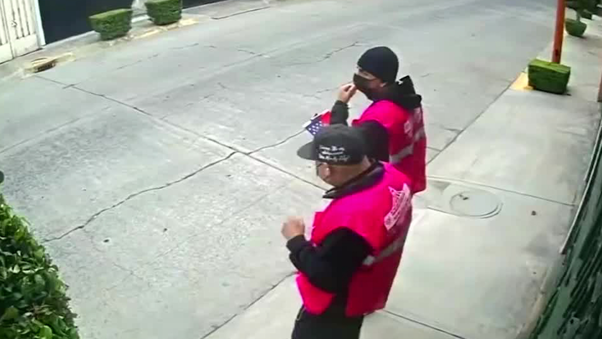 Un video compartido a Telediario muestra como dos sujetos se hacen pasar por autoridades para entrar a robara a una vivienda.