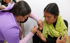 Mujer aplicando vacuna de sarampión a una joven en Jalisco