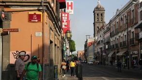 Aspecto de un anuncio de hotel en el centro de Puebla.