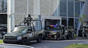 Camionetas y militares del Ejército Mexicano al exterior de una agencia de autos Audi con puertas de vidrio