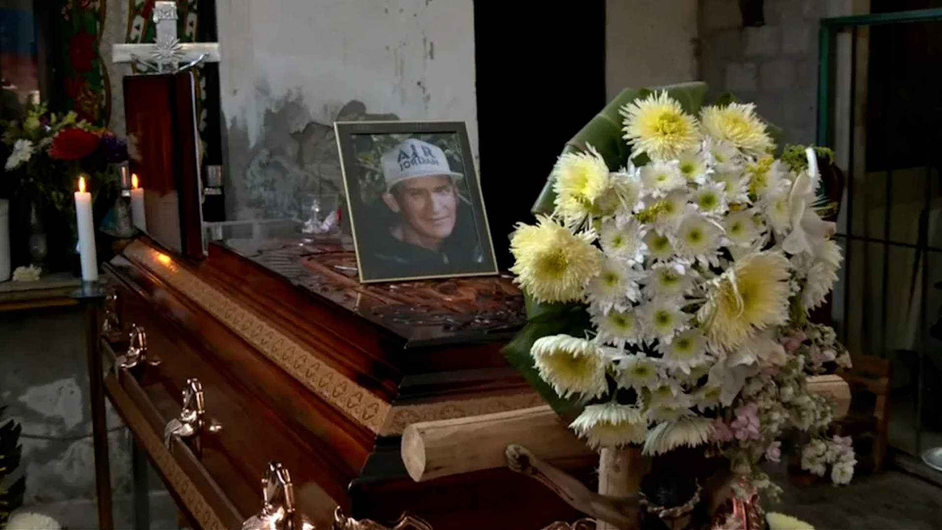 Familia de la víctima exige justicia por el asesinato del hombre y las lesiones a la mujer involucrada.