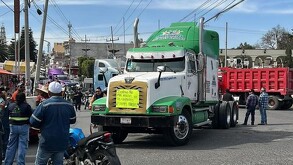 Transportistas mantienen bloqueo en Teoloyucan, Edomex; hay afectaciones en la México-Querétaro.