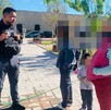 Policías entregando a una menor con su madre luego de que intentara huir de casa en Nazas.