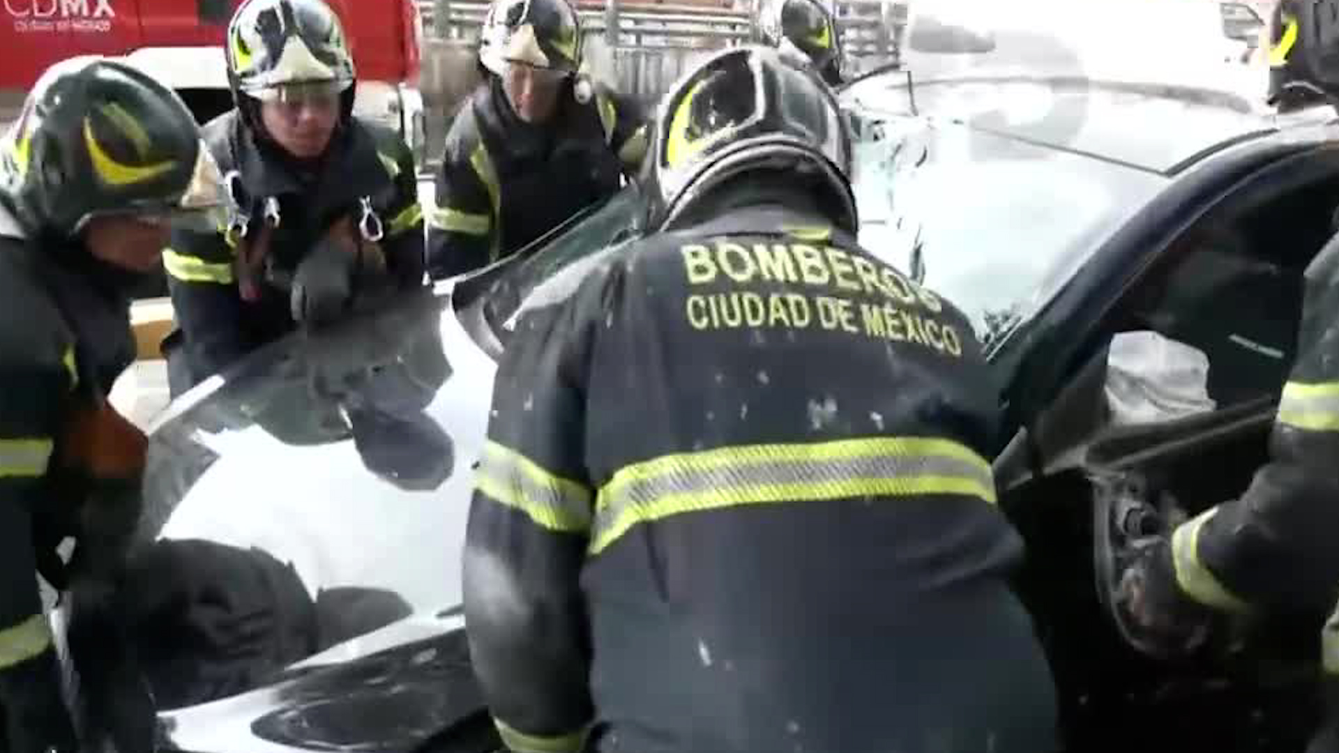 El conductor del vehículo presuntamente golpeó una aguja de la Avenida Francisco del Paso y Troncoso.