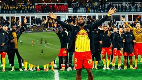 Allan Saint-Maximin celebrando la victoria en su primer partido de local con Lens.
