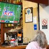 Una pareja de ancianos mira el Super Bowl desde un restaurante de Puebla.