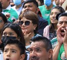 Personas ven partido de la Selección Mexicana de Futbol a través de una pantalla gigante.