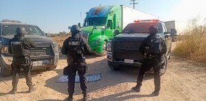 Elementos de la Policía Regional localizaron el tractocamión robado en un camino de terracería del poblado Los Ranchitos, en Degollado, donde también fue rescat