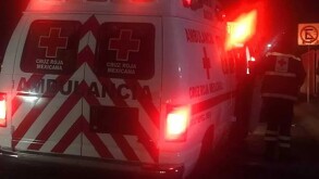 Paramédicos de la Cruz Roja atendiendo el reporte de un ciclista arrollado por un motociclista en Gómez Palacio.