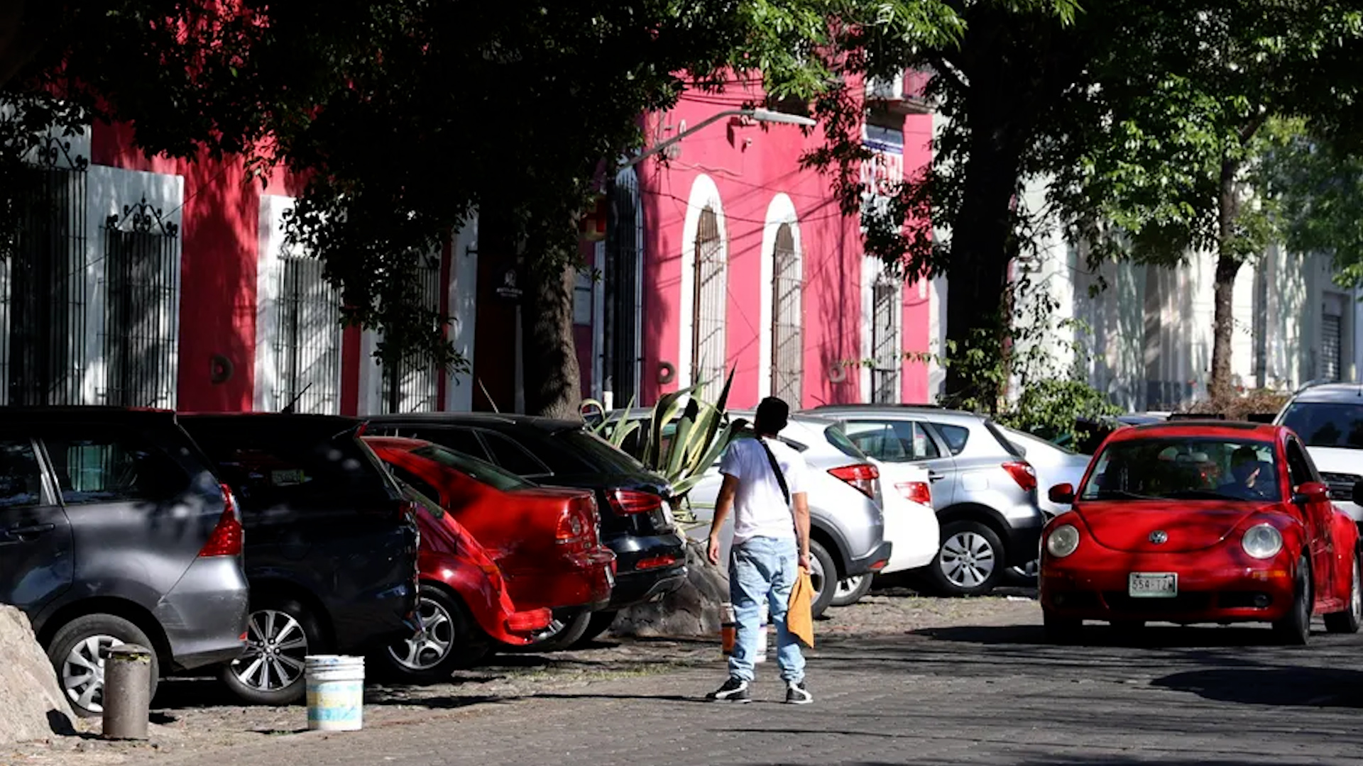 A pesar de las multas que se les impondrían a los franeleros, estos siguen operando de manera impune.