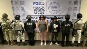 personas detenidas custodiadas por policías en oaxaca