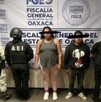personas detenidas custodiadas por policías en oaxaca