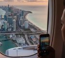 Persona llegando en avión a Miami