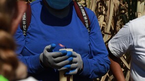 Integrantes del colectivo Madres Buscadoras de Jalisco durante la búsqueda en el predio de Acatlán de Juárez.