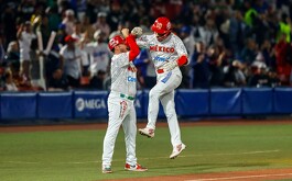 Jugadores de México Rojo festejando