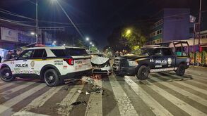 Mujer choca dos patrullas por evitar alcoholímetro en la zona de La Merced CdMx