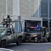 Camionetas y militares del Ejército Mexicano al exterior de una agencia de autos Audi con puertas de vidrio