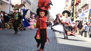 un niño con traje y máscara de danzante de carnaval en puebla