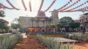 Prestadores de servicios turísticos rompieron sus chalecos color guinda como protesta tras la detención del alcalde de Tequila, al considerar injusta su obligat