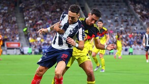 Lucas Ocampos de Rayados frente a Cáceres del América.