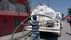 El servicio de pipas es gratuito y busca garantizar el acceso al agua potable durante los cortes temporales.
