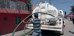El servicio de pipas es gratuito y busca garantizar el acceso al agua potable durante los cortes temporales.