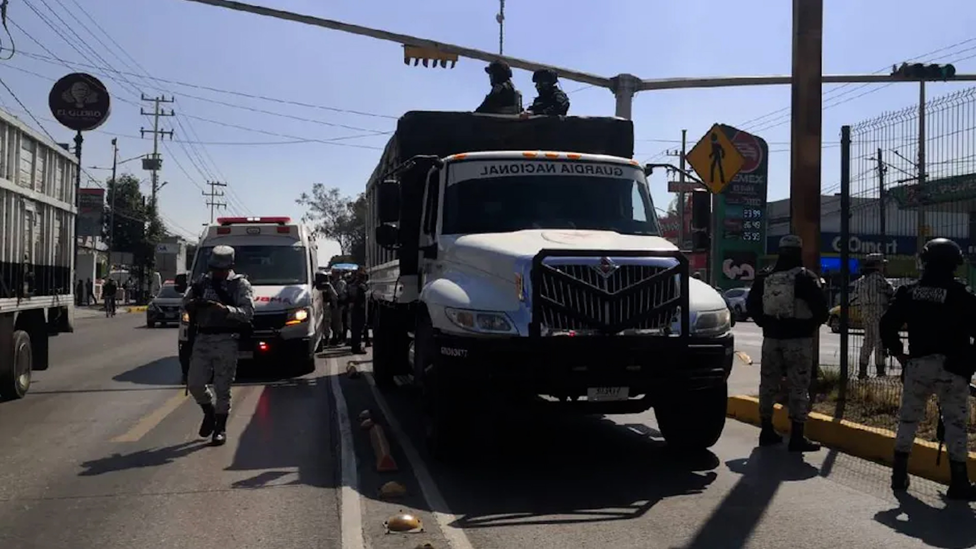 El miembro de la guardia nacional es acusado del homicidio de un hombre y lesiones a una mujer.